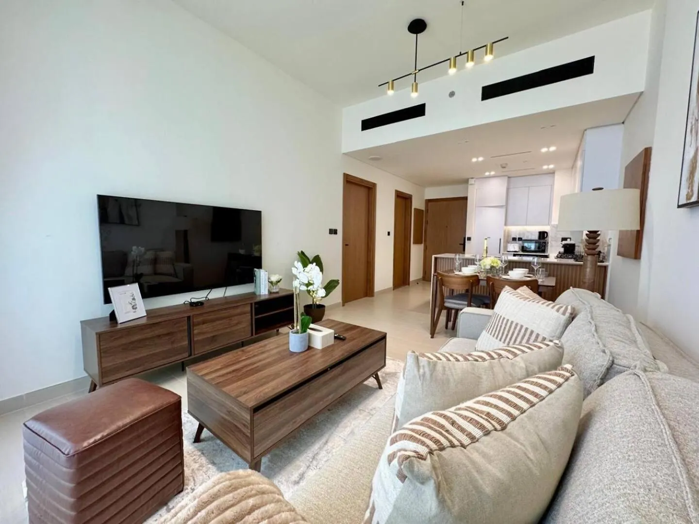 Cozy 1Br Wood & Beige Retreat In Jvc Apartment Dubai
